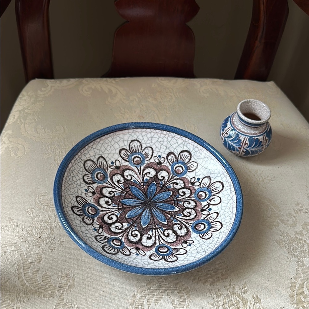 Gmunden Handarbeit handmade, signed decorative wall plate and vase